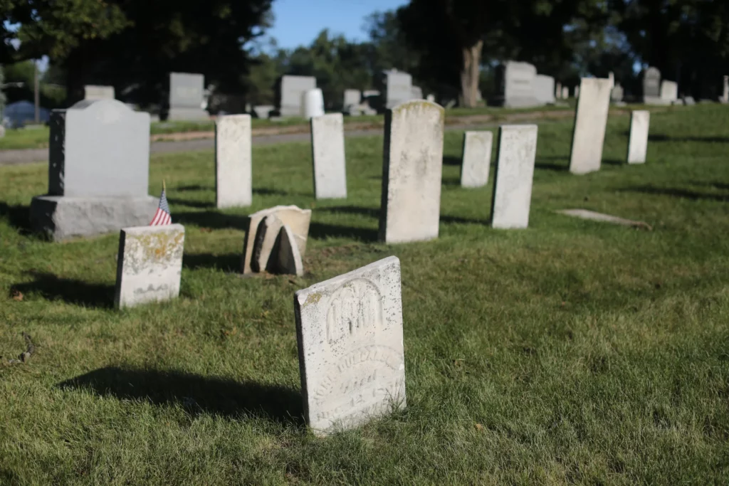 What Are the Advantages and Disadvantages of Being Buried in My Parents’ Grave