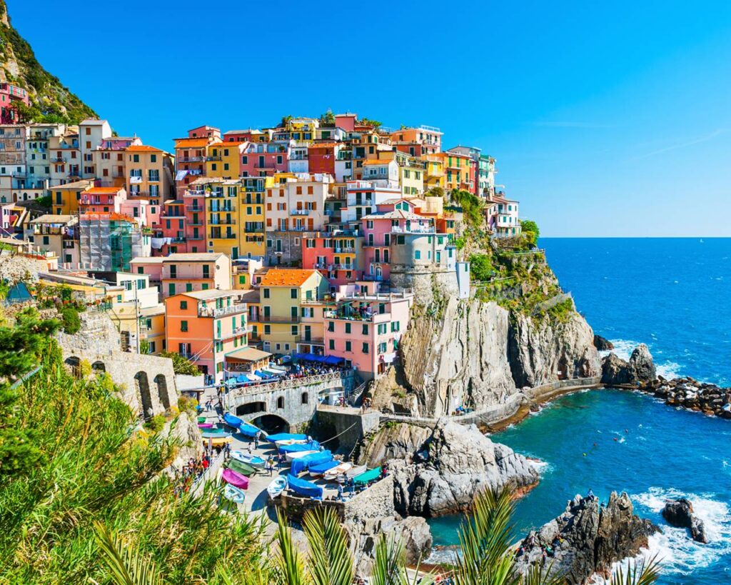 Why is Cinque Terre known for its beauty