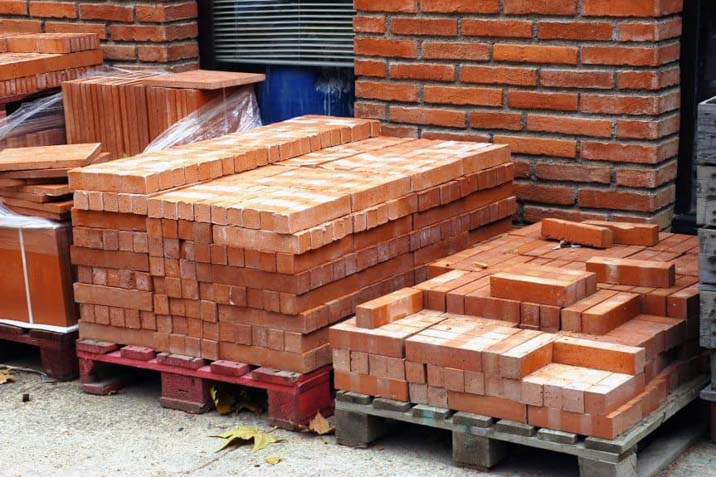 How are different brick sizes used in construction